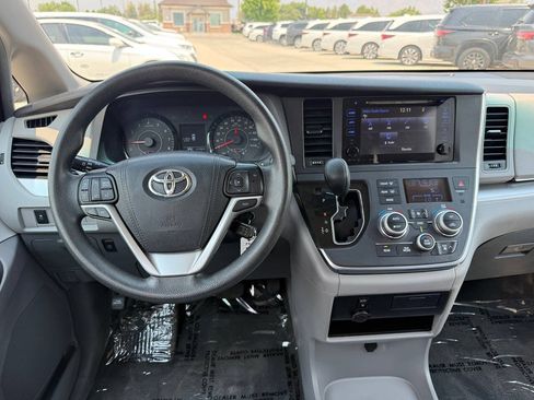 Used 2017 Toyota Sienna LE FWD image 32