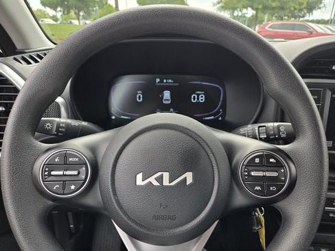 Used 2025 Kia Soul LX w/ LX Technology Package FWD image 26