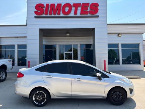 Used 2013 Ford Fiesta SE w/ Super Fuel Economy Pkg FWD image 1