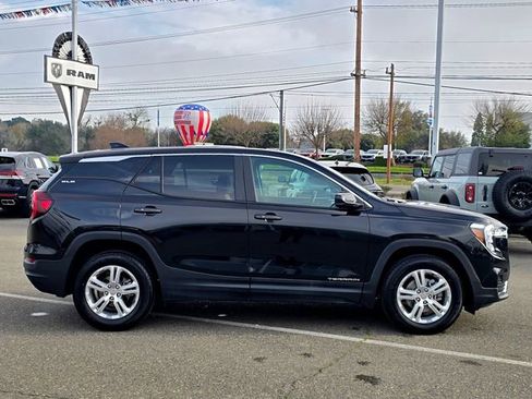 Used 2024 GMC Terrain SLE image 7