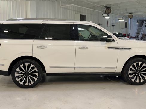 Used 2022 Lincoln Navigator Reserve image 2