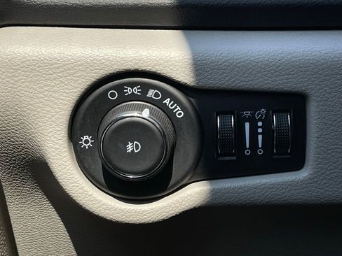 Used 2024 Chrysler Pacifica Touring-L FWD image 23