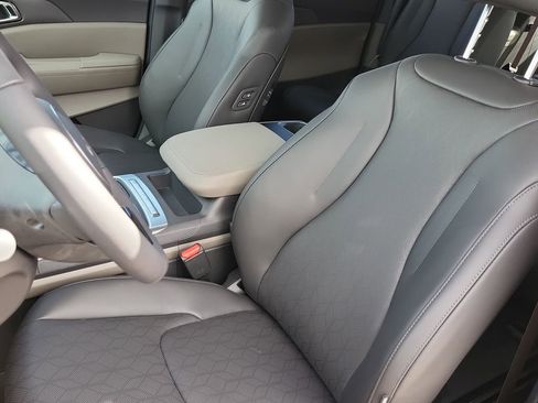 New 2026 Kia Carnival EX FWD image 9