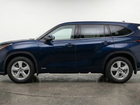 Used 2025 Toyota Highlander LE image 5