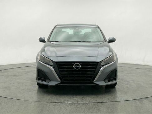 Used 2025 Nissan Altima 2.5 SV image 2