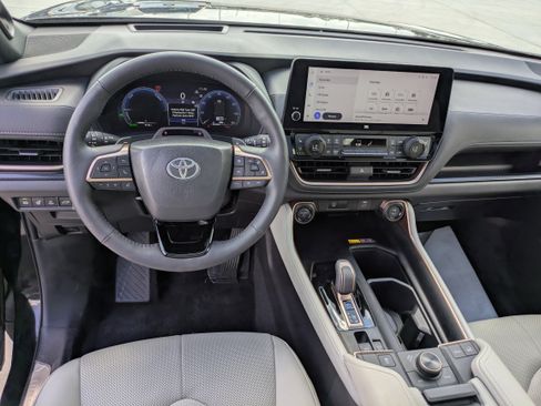 Used 2025 Toyota Grand Highlander AWD Hybrid image 17