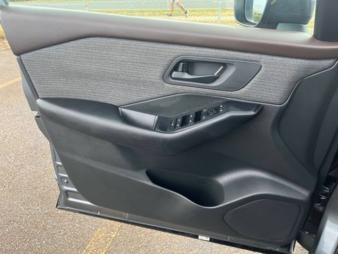 Used 2023 Nissan Rogue S FWD image 18