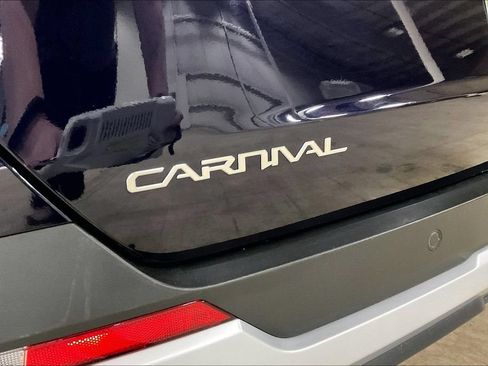 Used 2025 Kia Carnival FWD image 8