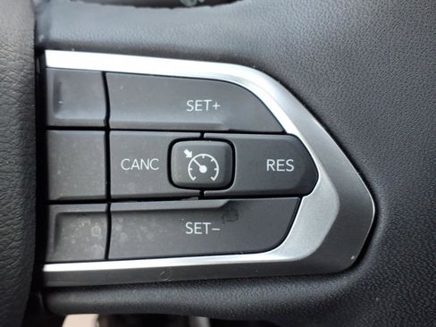 Used 2023 Jeep Compass Latitude image 30