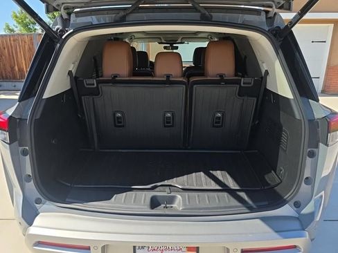 Used 2023 Nissan Pathfinder Platinum FWD image 7