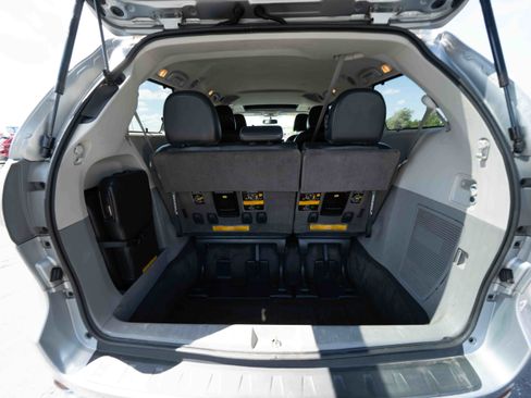 Used 2013 Toyota Sienna SE FWD image 28