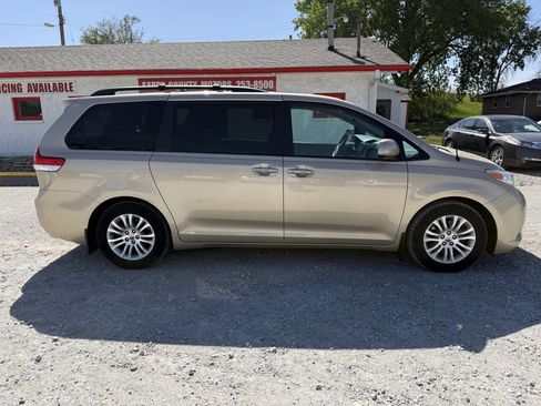 Used 2013 Toyota Sienna XLE FWD image 2