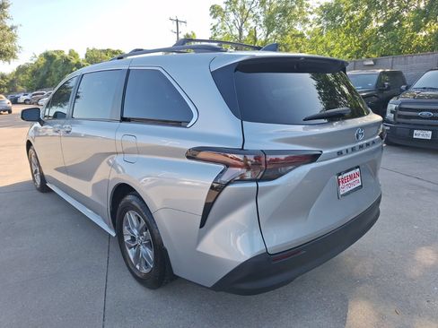 Used 2024 Toyota Sienna LE FWD image 4