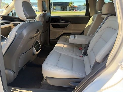 Used 2025 Lincoln Nautilus Premier image 21