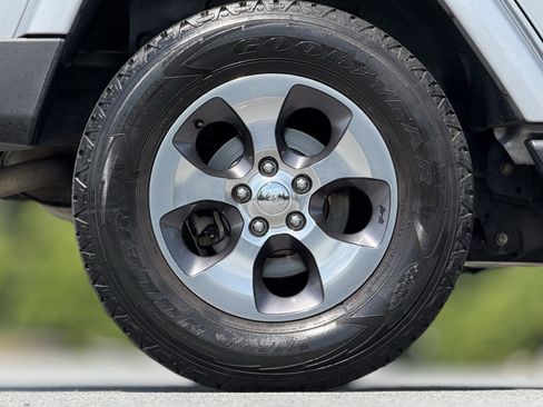 Used 2016 Jeep Wrangler Unlimited Sahara image 17