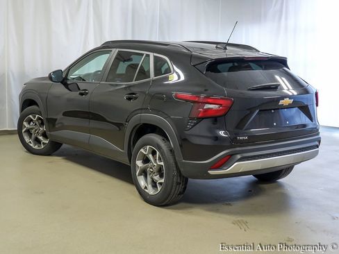 Used 2025 Chevrolet Trax LT w/ LT Convenience Package FWD image 8