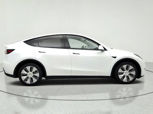 Used 2023 Tesla Model Y AWD image 4