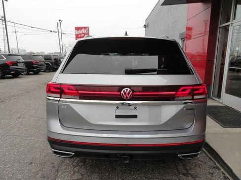 Used 2025 Volkswagen Atlas SE image 4