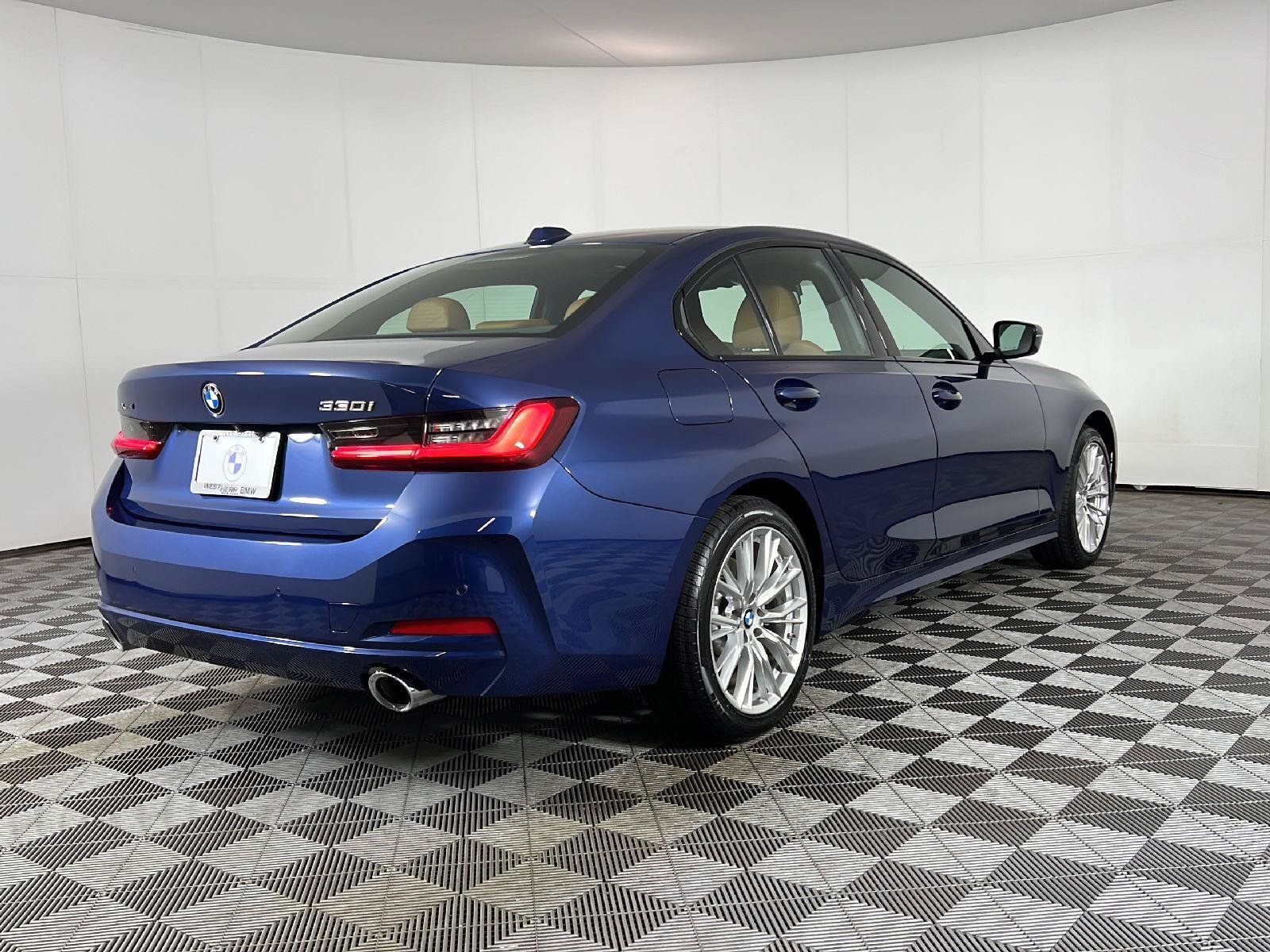 Used 2023 BMW 330i xDrive Sedan w/ Premium Package AWD/4WD image 5