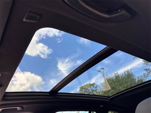 Used 2025 BMW X5 xDrive50e image 4