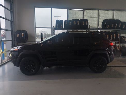 Used 2017 Jeep Cherokee Trailhawk w/ Comfort/Convenience Group image 28