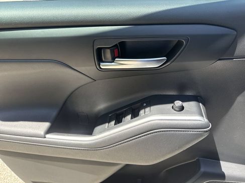Used 2021 Toyota Highlander XLE AWD/4WD image 15
