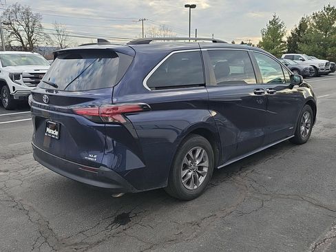Used 2021 Toyota Sienna XLE w/ XLE Plus Package image 2