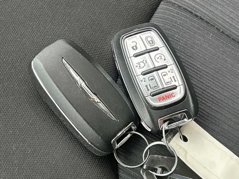 Used 2021 Chrysler Pacifica Touring FWD image 63