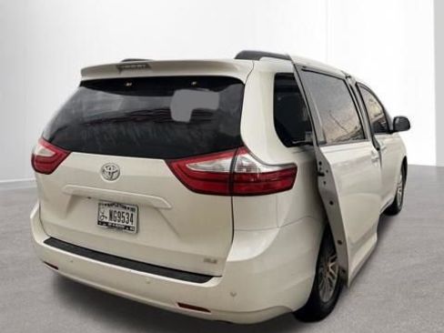 Used 2017 Toyota Sienna XLE Premium FWD image 14