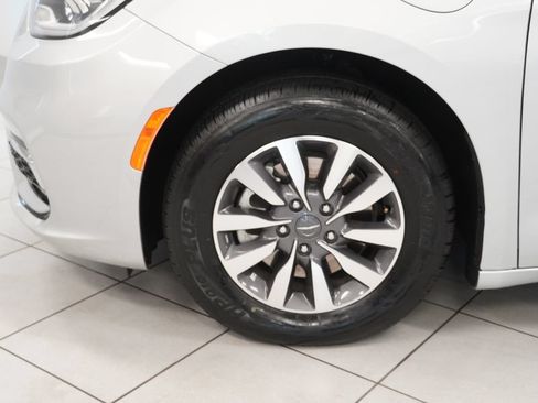 Used 2024 Chrysler Pacifica Limited FWD image 17