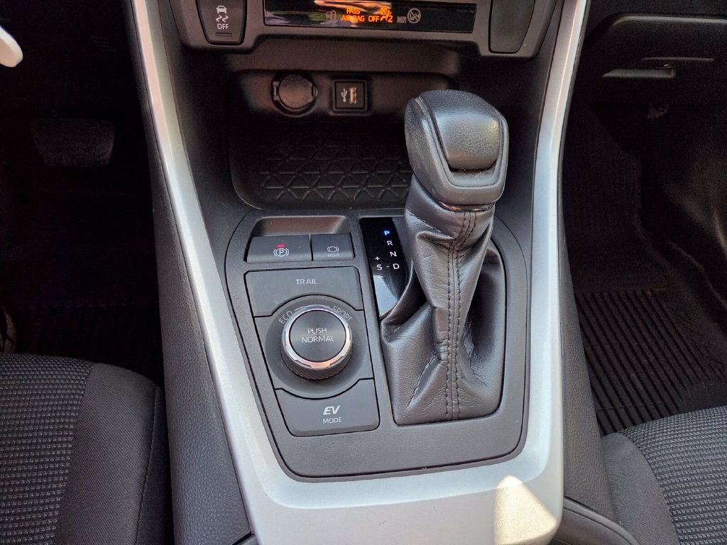 Used 2024 Toyota RAV4 LE AWD/4WD image 18