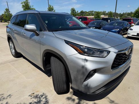 Used 2021 Toyota Highlander Limited FWD image 3
