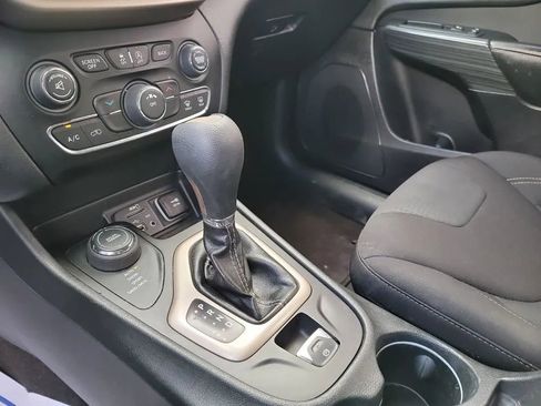 Used 2016 Jeep Cherokee Latitude w/ Cold Weather Group AWD/4WD image 16