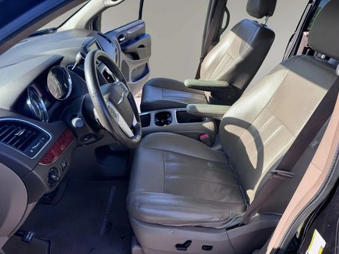 Used 2014 Chrysler Town & Country Touring-L w/ Driver Convenience Group FWD image 13