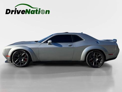 Used 2015 Dodge Challenger SRT image 8