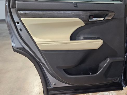 Used 2024 Toyota Highlander Platinum FWD image 34