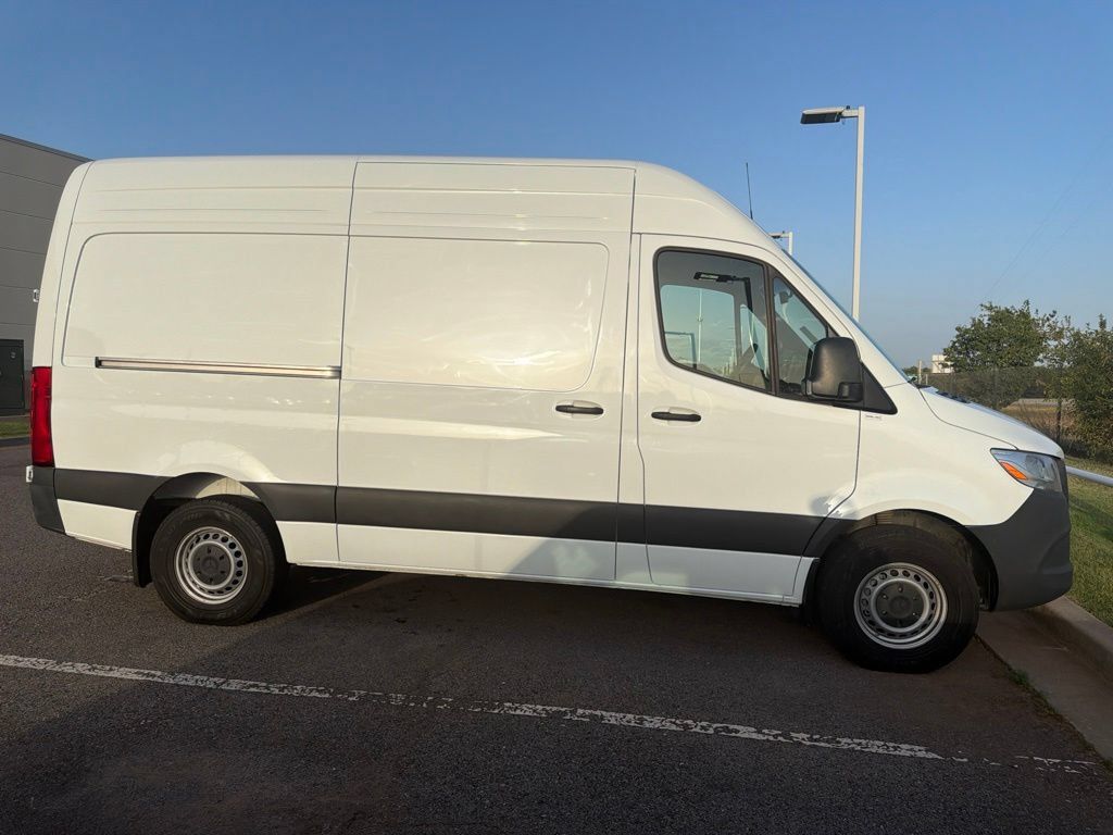 Used 2025 Mercedes-Benz Sprinter 2500 image 4