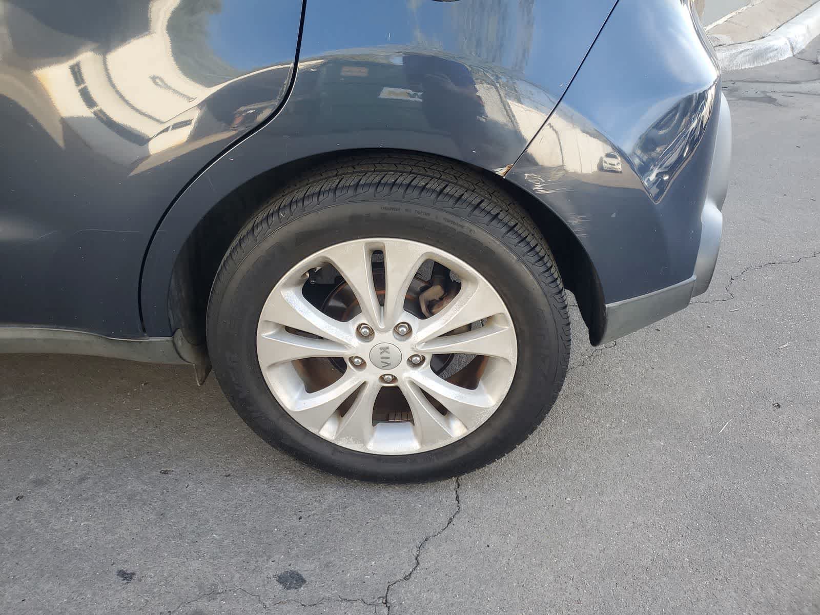 Used 2015 Kia Soul + FWD image 12
