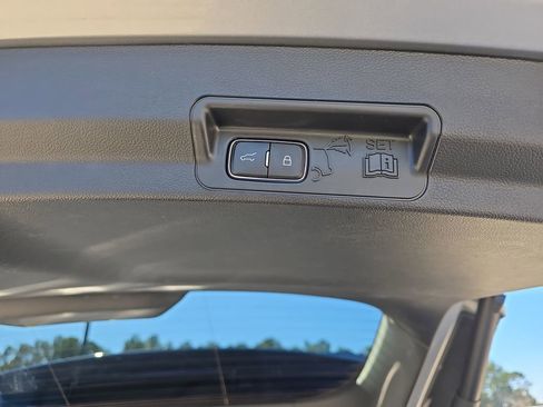 Used 2023 Ford Explorer Limited image 19