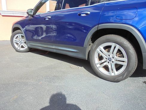 Used 2020 Mercedes-Benz GLB 250 4MATIC w/ Premium Package image 24