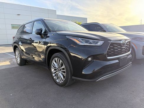 Used 2023 Toyota Highlander Platinum FWD image 4
