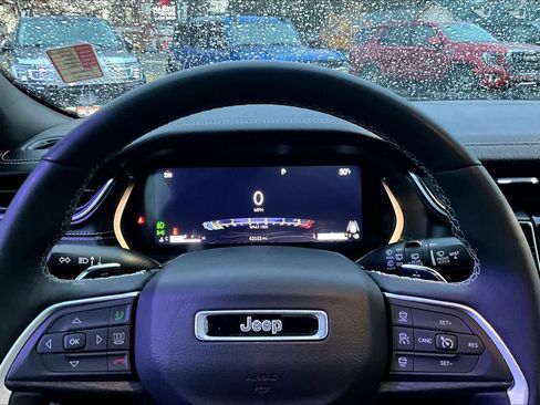 Used 2024 Jeep Grand Cherokee Limited image 18