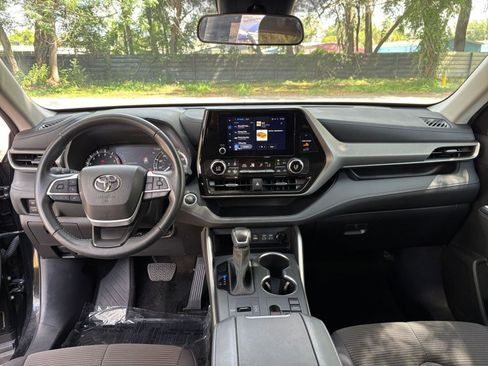 Used 2025 Toyota Highlander LE FWD image 35