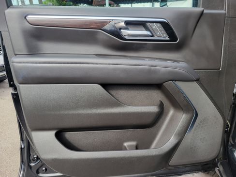 Used 2025 Chevrolet Suburban Z71 AWD/4WD image 22