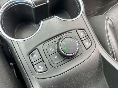 Used 2022 GMC Terrain SLT image 33