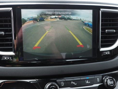 Used 2024 Chrysler Pacifica Touring-L image 25