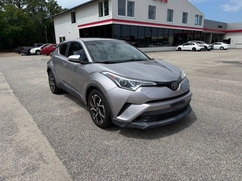 Used 2019 Toyota C-HR XLE FWD image 1