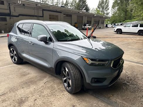 Used 2020 Volvo XC40 T5 Momentum w/ Protection Package Premier AWD/4WD image 1
