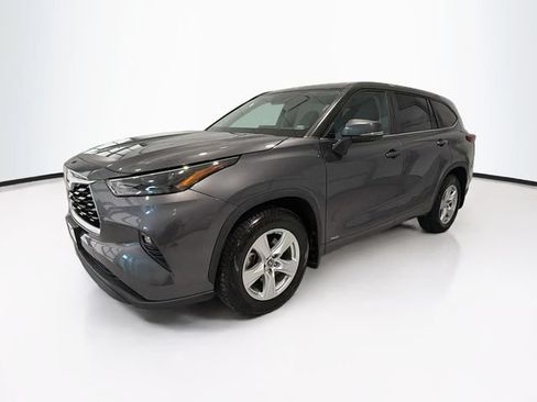 Used 2023 Toyota Highlander LE AWD/4WD image 3