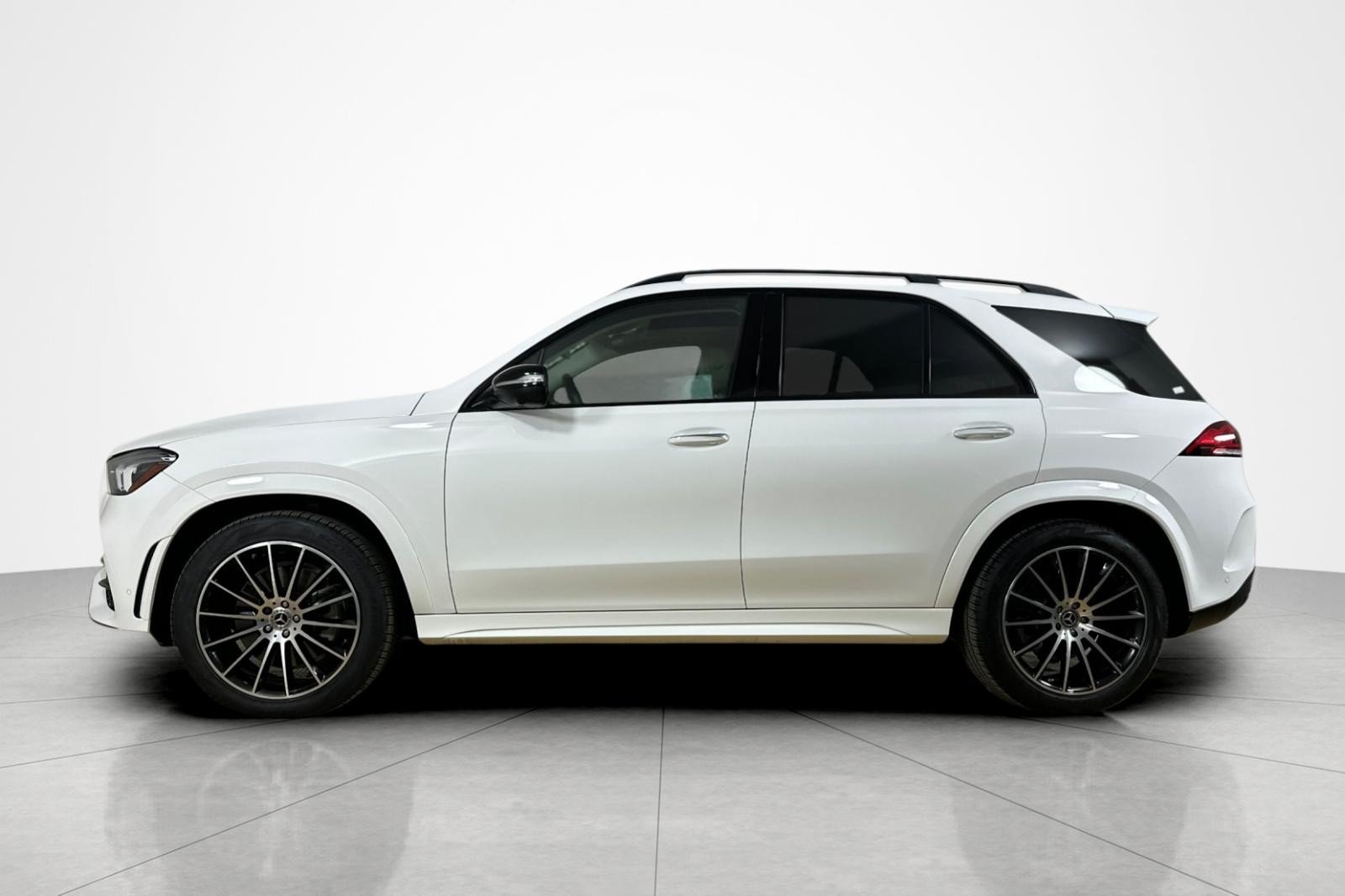 Used 2023 Mercedes-Benz GLE 450 4MATIC w/ AMG Line Exterior image 2